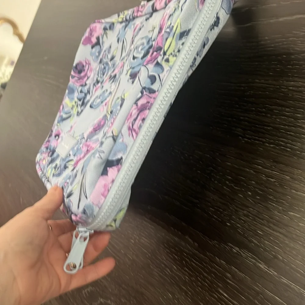Sold‼️‼️ Like New Vera Bradley Blue & Lilac Rose Hanging Toiletries Travel Bag - Picture 8 of 12